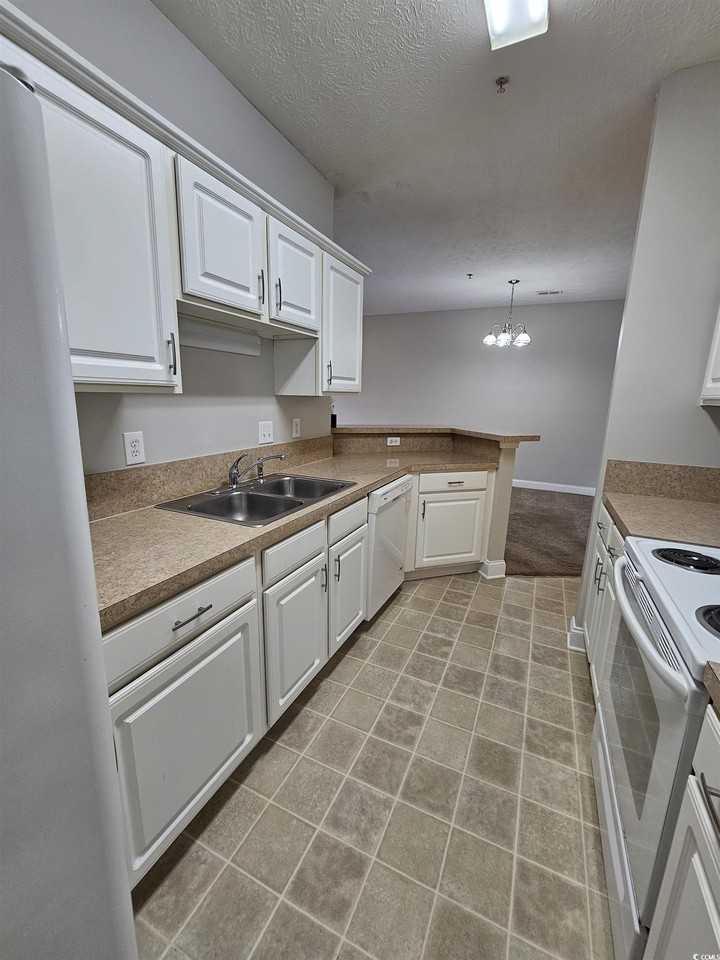 106 Fountain Pointe Lane - Photo 4 of 25