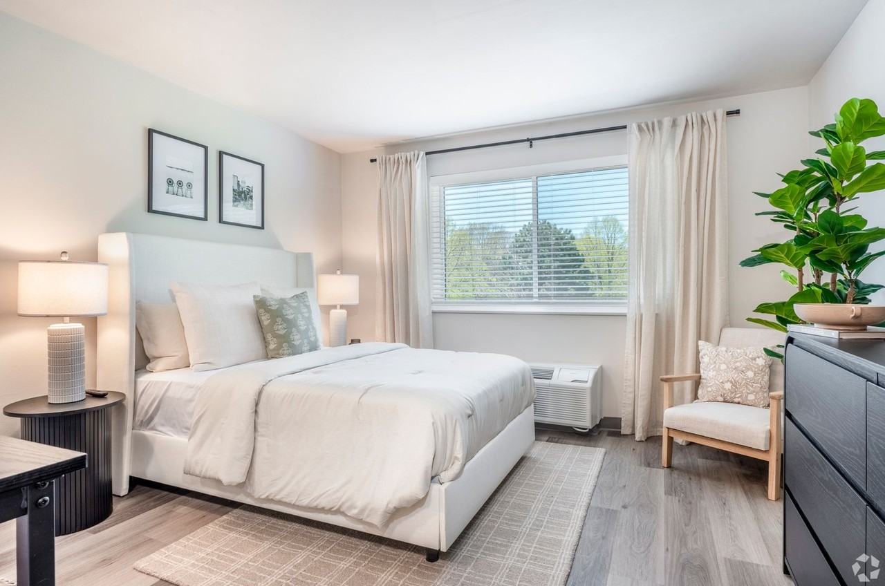 Sandburg Studios – 1st Month FREE - Photo 4 of 9