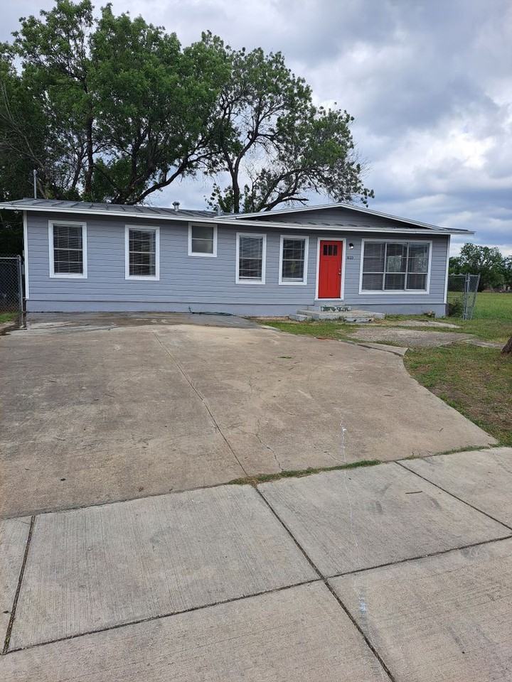 1623 Thompson Pl - Photo 2 of 23