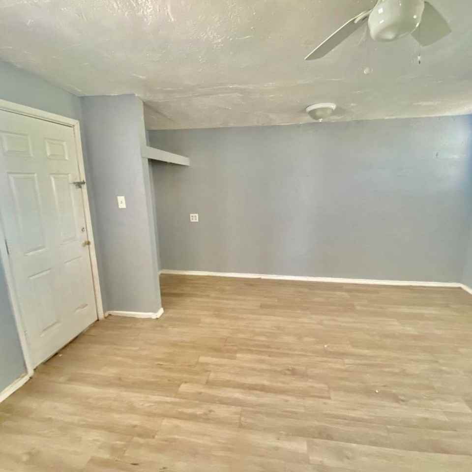 605 37th St - Photo 2 of 10