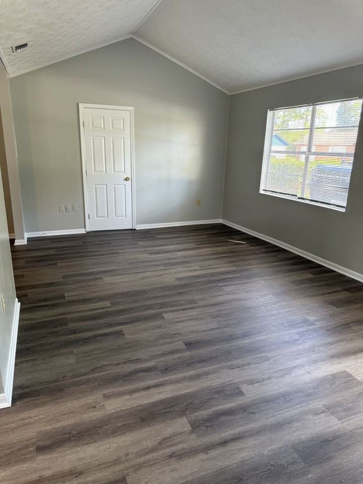 107 S Robinhood Dr - Photo 2 of 10