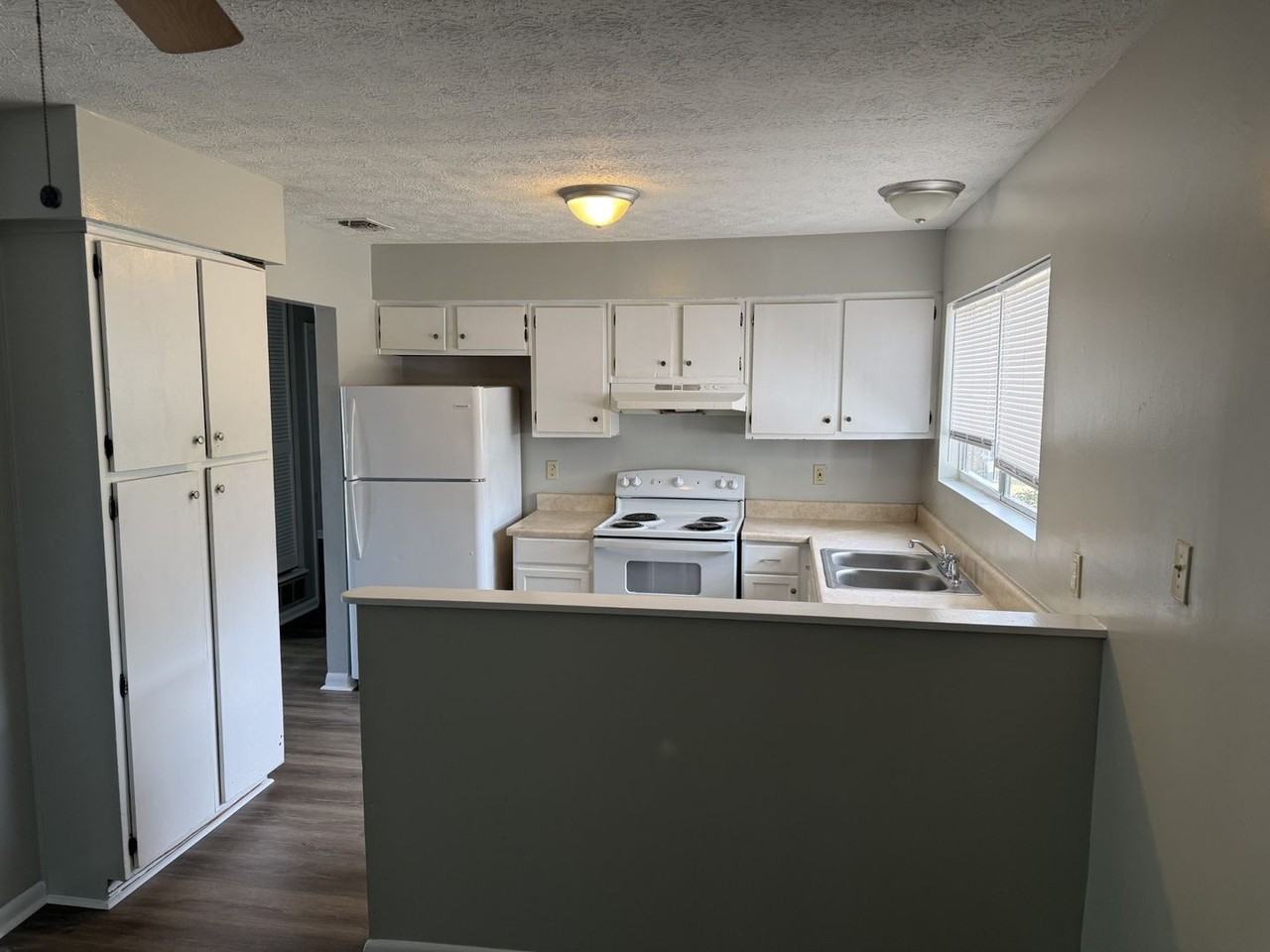 107 S Robinhood Dr - Photo 3 of 10