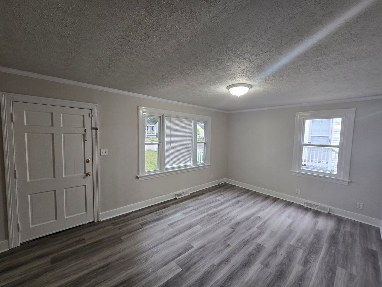 1411 Central Ave - Photo 3 of 4