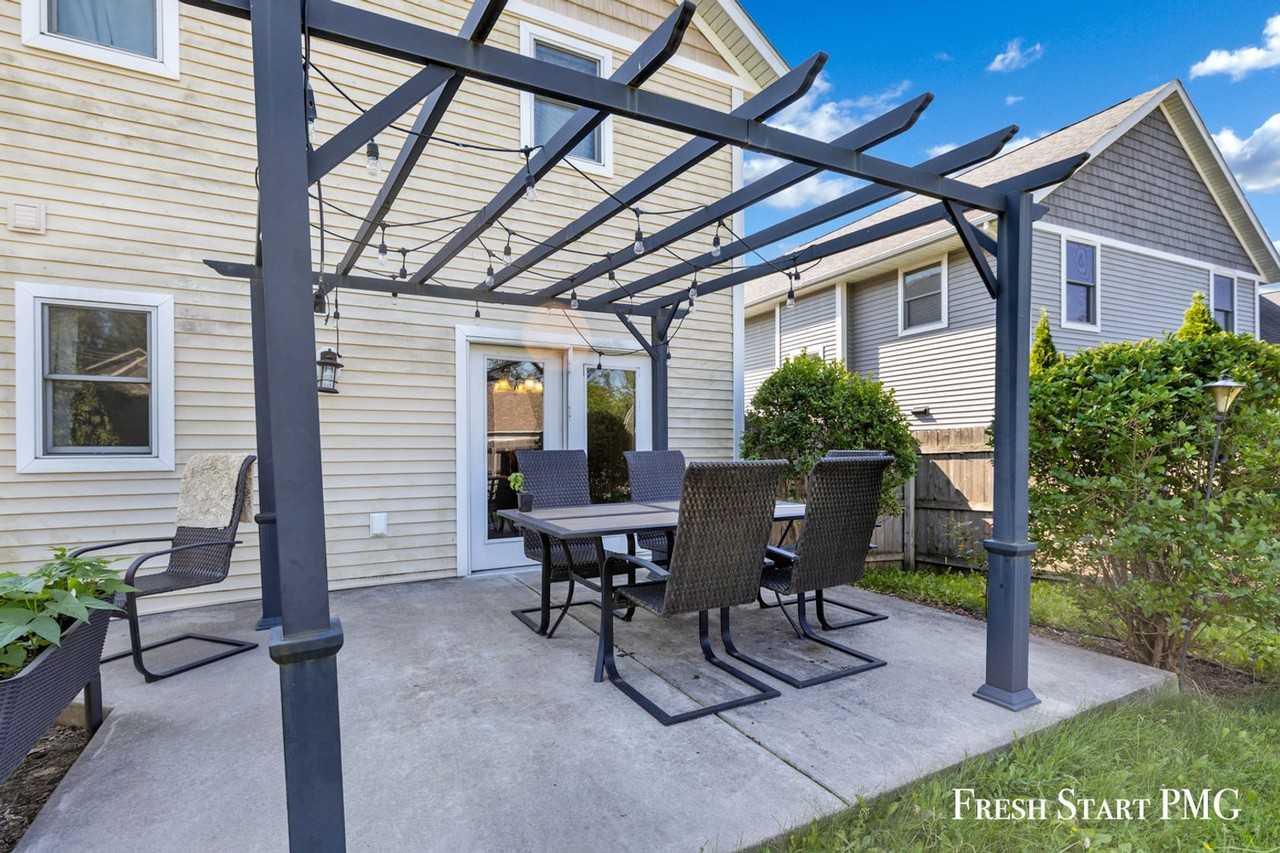 611 Marketplace Blvd - Photo 2 of 37