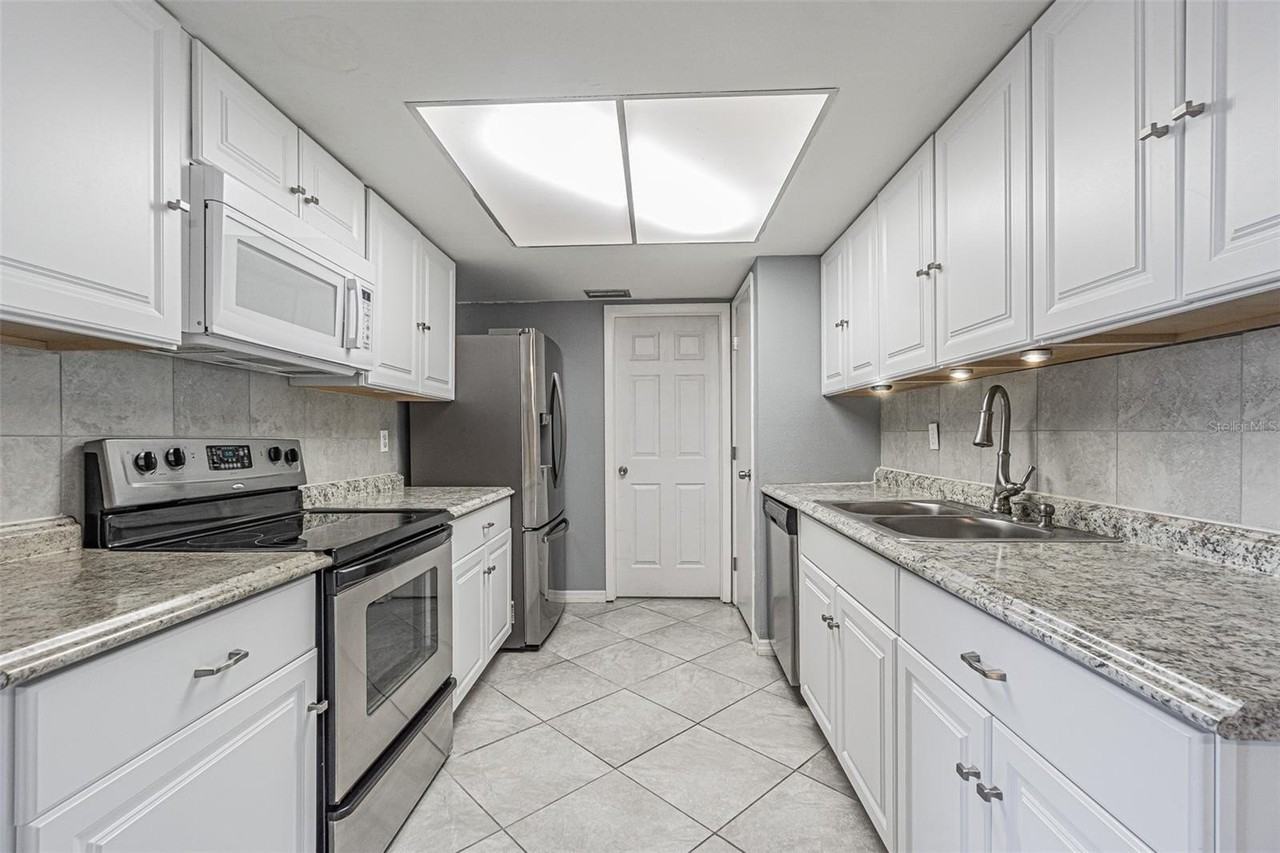 1529 Larkin Rd - Photo 3 of 37