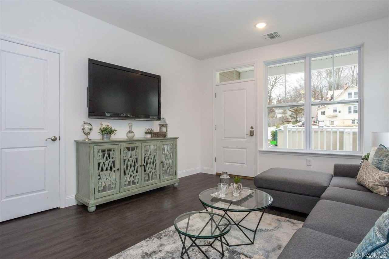 1046 New York Ave #14 - Photo 6 of 23