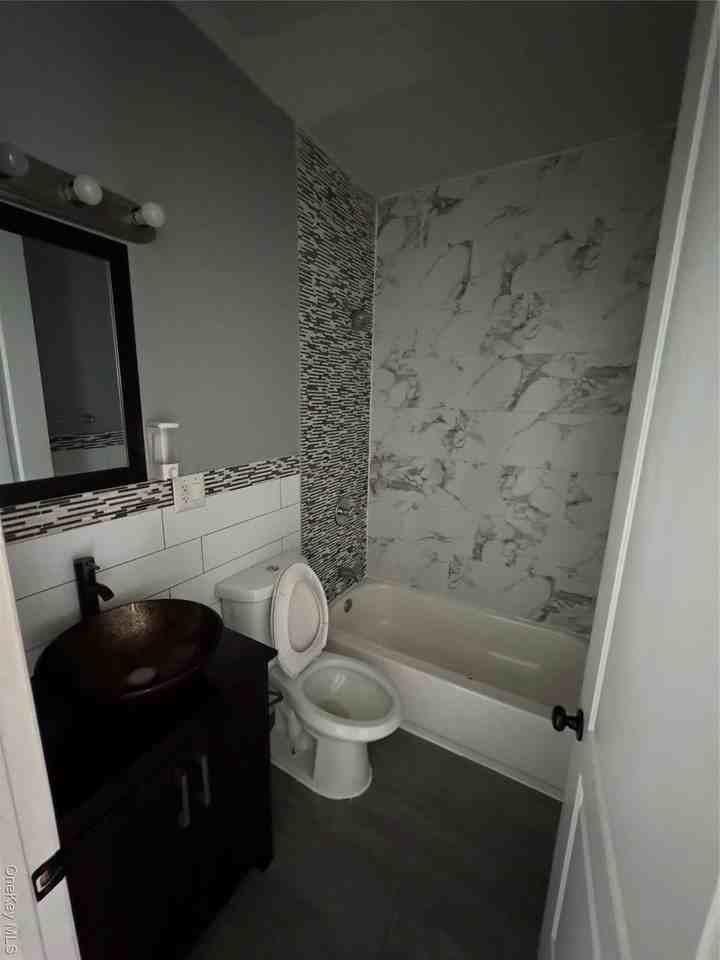 13814 Brookville Blvd - Photo 4 of 8