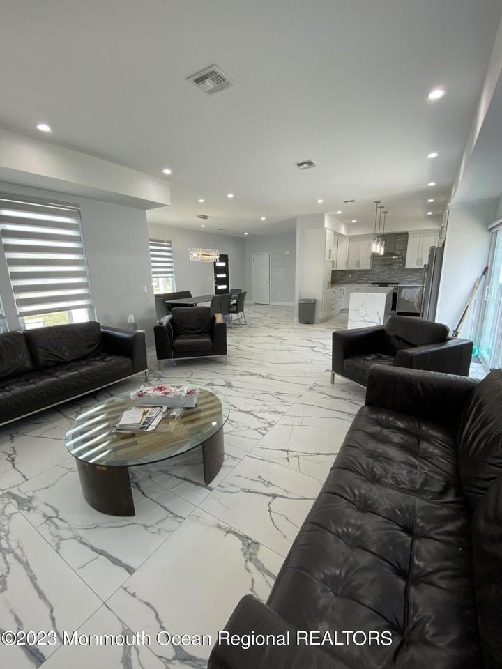 975 Van Court Ave - Photo 4 of 16