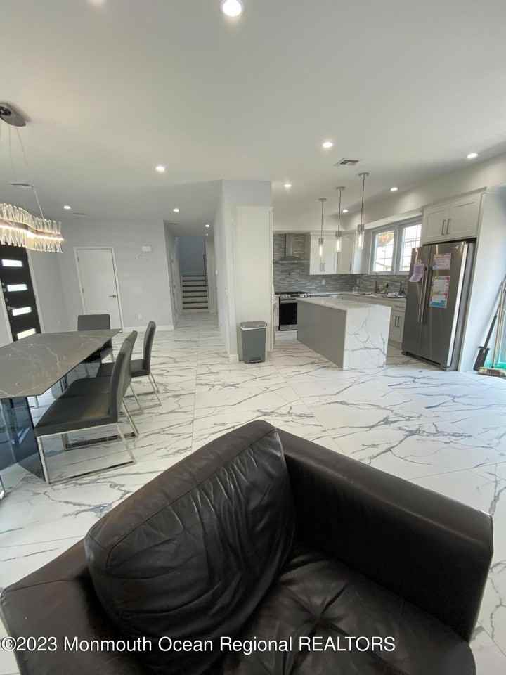 975 Van Court Ave - Photo 5 of 16