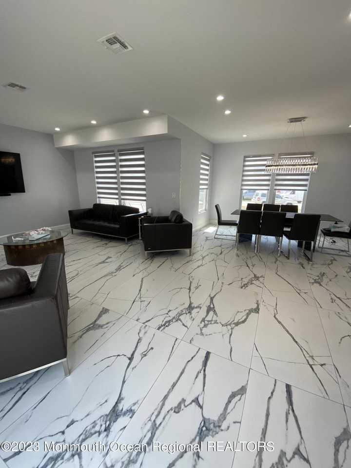 975 Van Court Ave - Photo 6 of 16