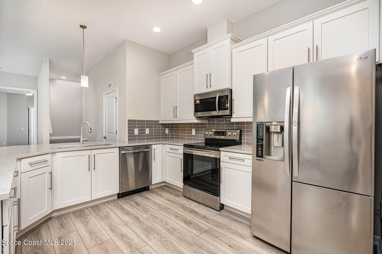 706 Lanai Circle - Photo 3 of 17