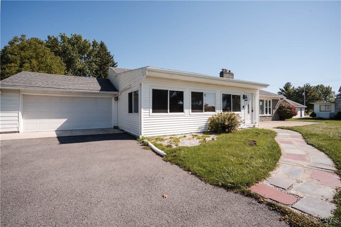 8810 Seneca Ave - Photo 3 of 31