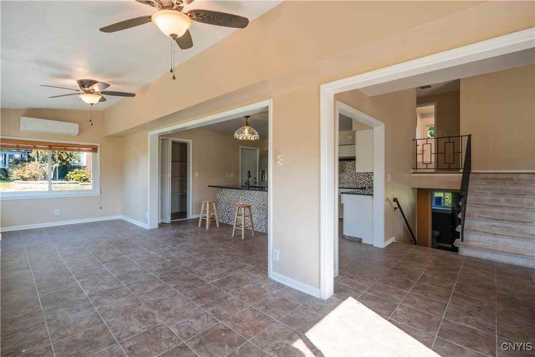 8810 Seneca Ave - Photo 4 of 31