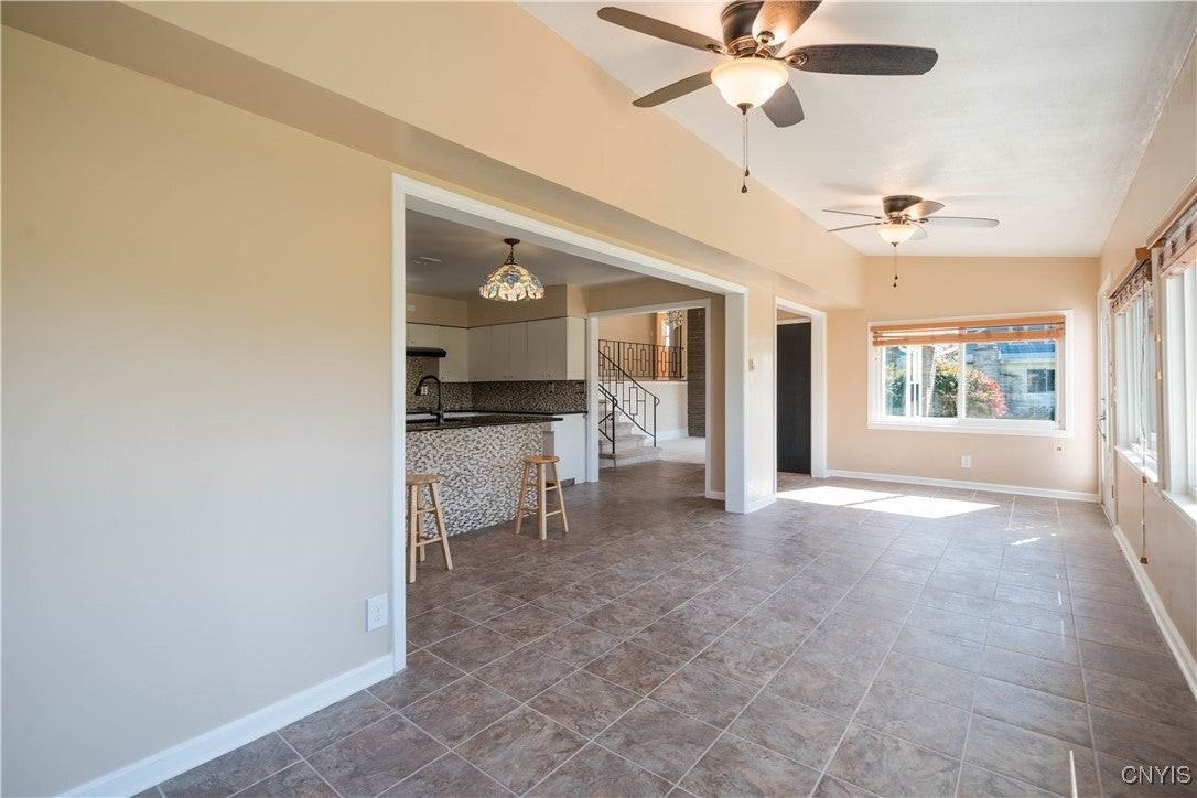 8810 Seneca Ave - Photo 5 of 31