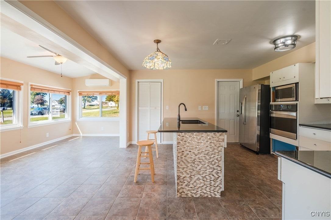 8810 Seneca Ave - Photo 6 of 31