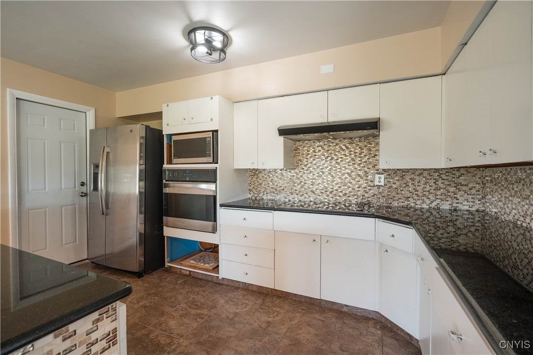 8810 Seneca Ave - Photo 7 of 31