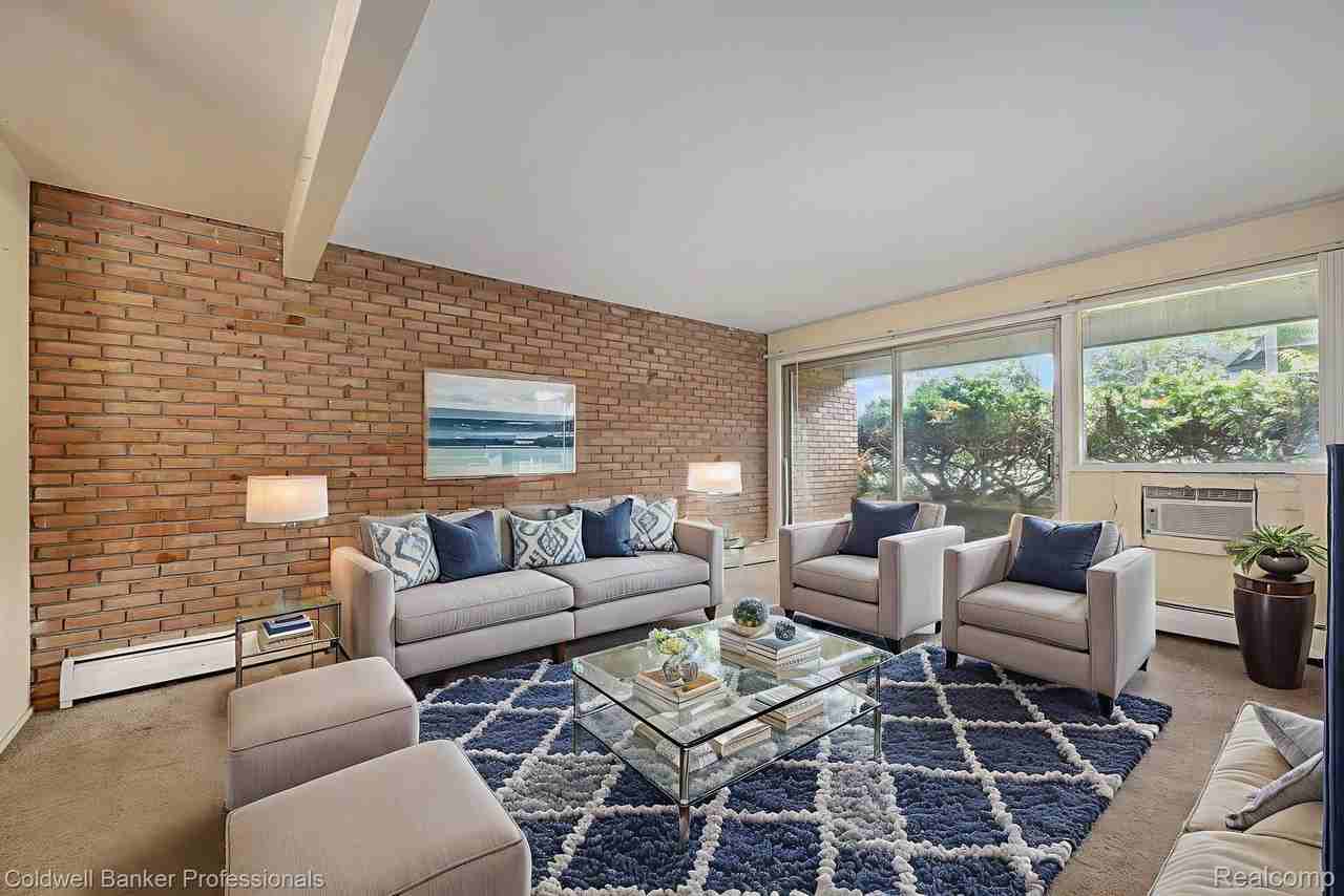 207 Ballard St - Photo 2 of 16