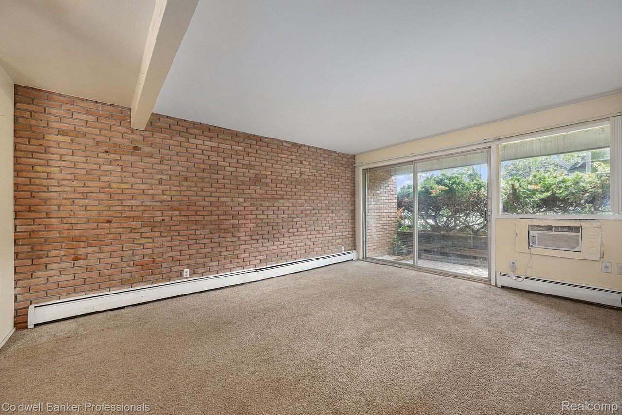 207 Ballard St - Photo 3 of 16