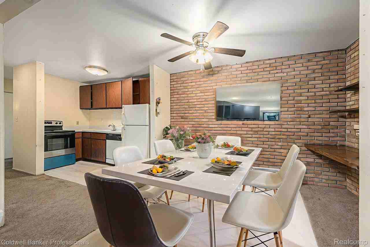 207 Ballard St - Photo 4 of 16