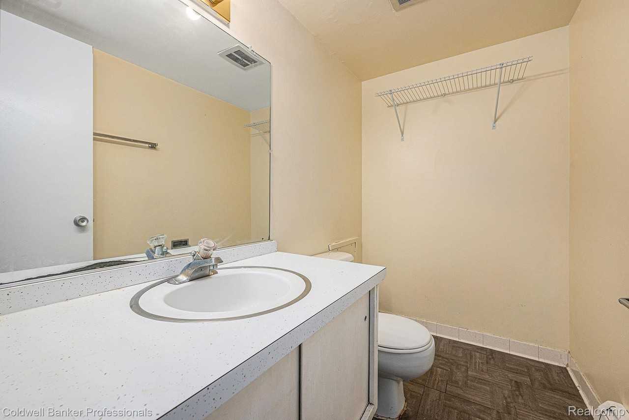 207 Ballard St - Photo 7 of 16