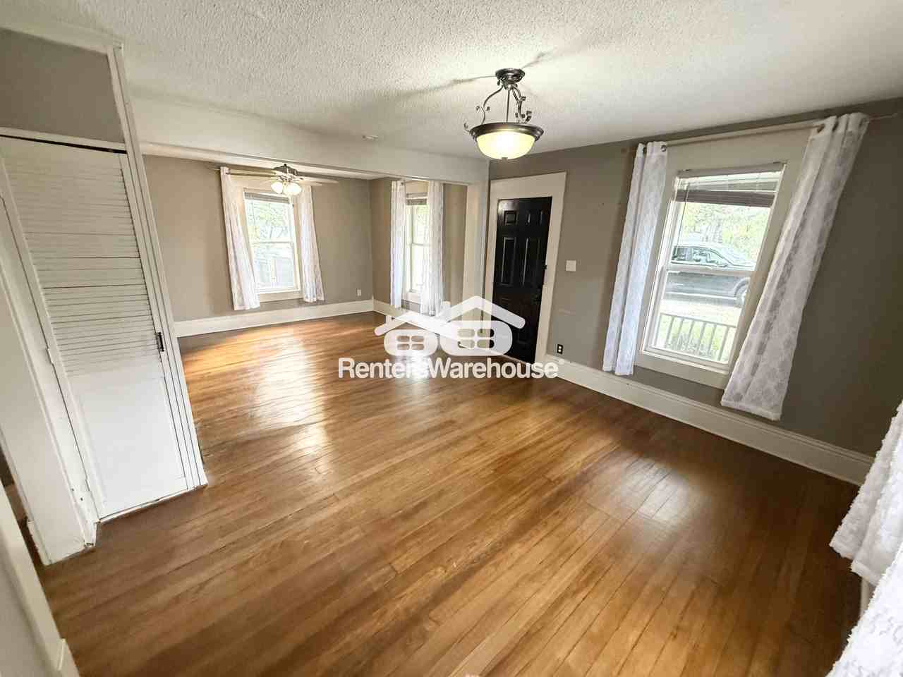 15131 Broadmoor St - Photo 3 of 20