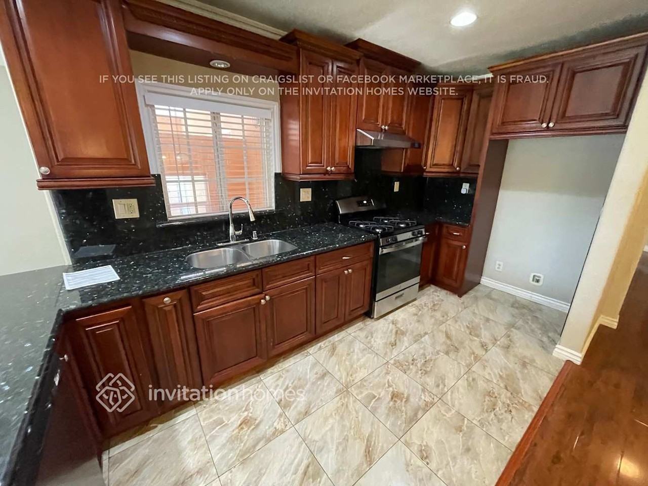 260 E Plenty St - Photo 4 of 15