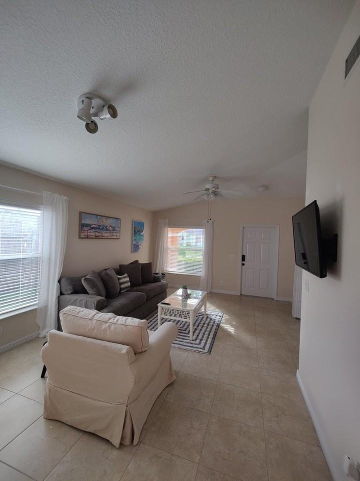 5795 Southeast Mitzi Lane - Photo 2 of 19