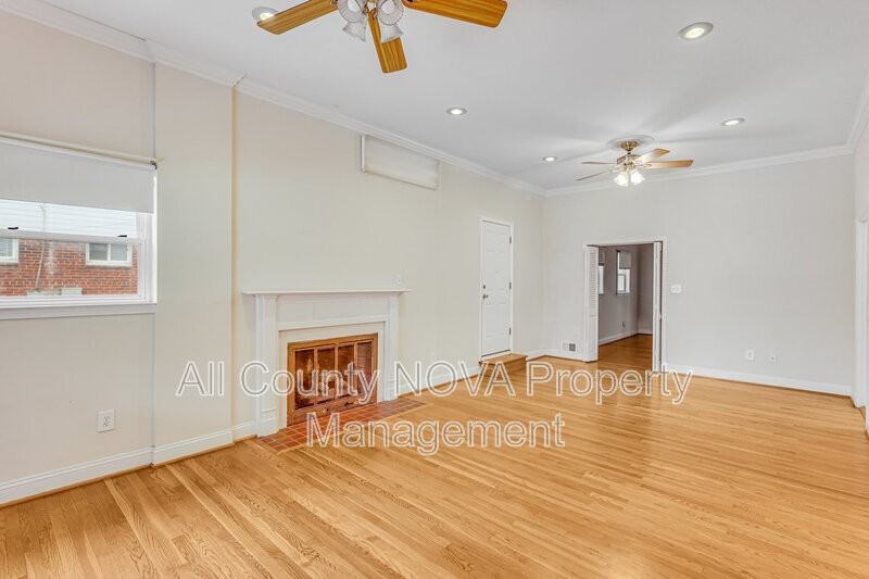 7412 Marc Dr - Photo 4 of 50