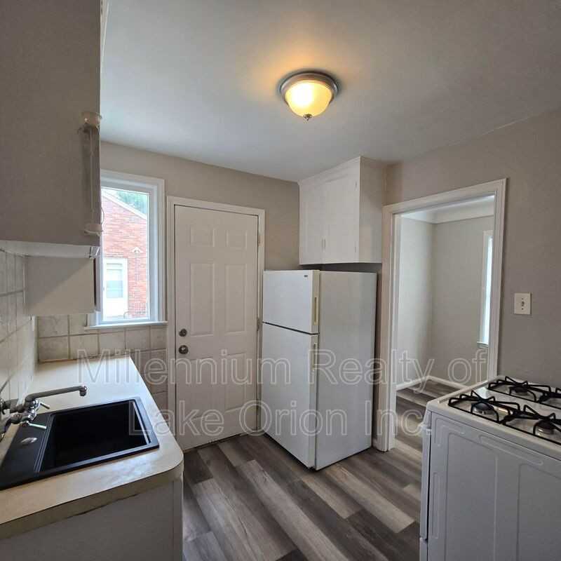 18715 Roscommon St - Photo 4 of 22