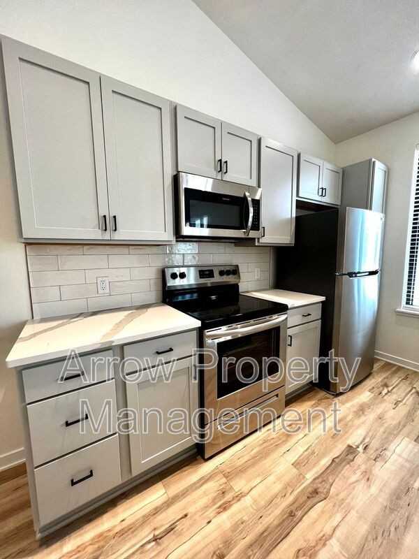 2230 R St #6 - Photo 3 of 11