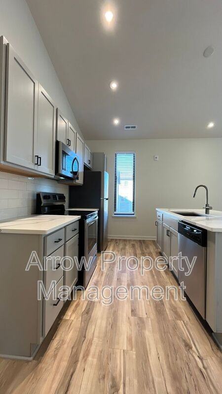 2230 R St #6 - Photo 4 of 11