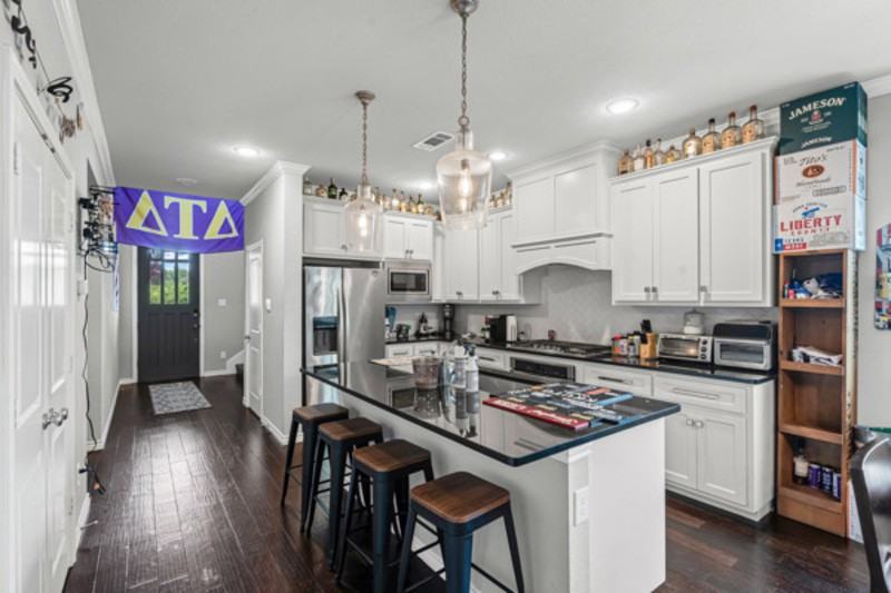2409 W Robert St - Photo 4 of 19