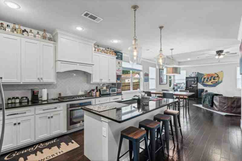 2409 W Robert St - Photo 5 of 19