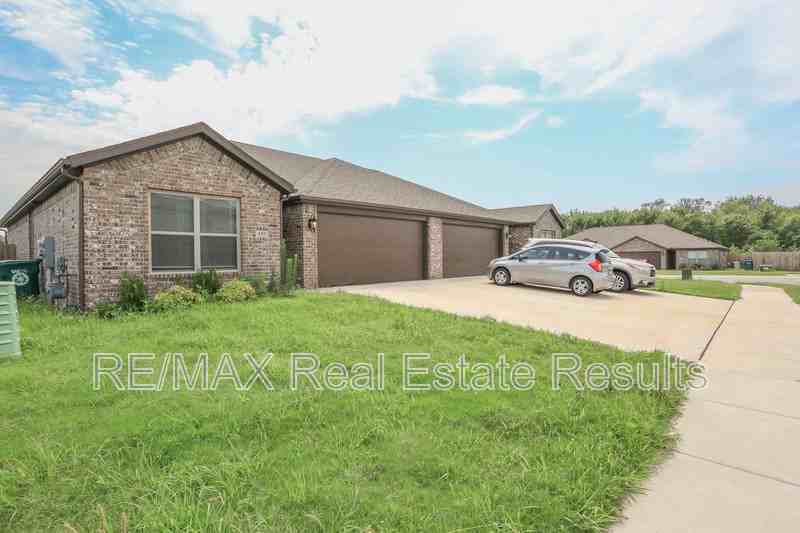 480 Rama St - Photo 3 of 26
