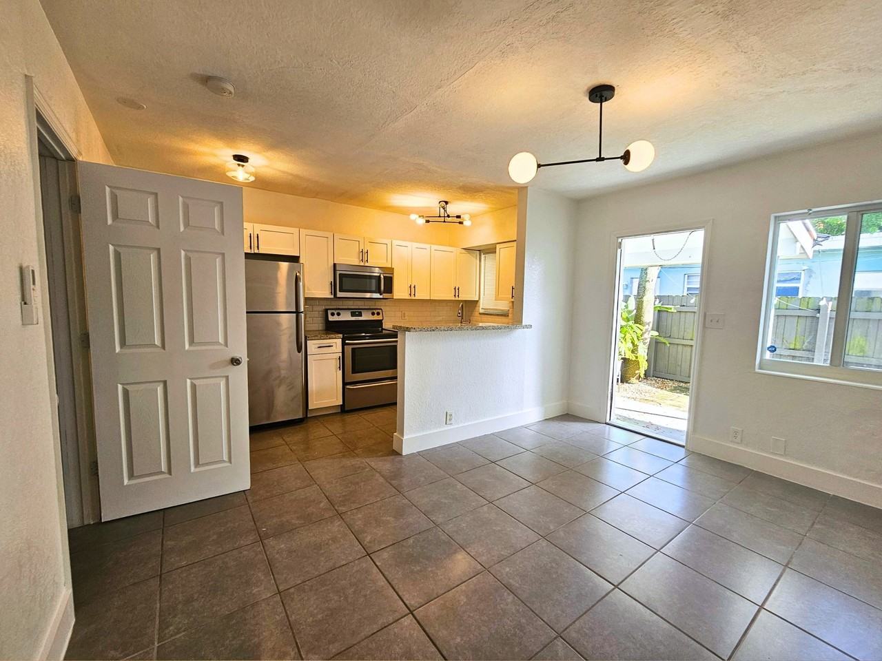 635 NE 8th Avenue - Photo 3 of 27