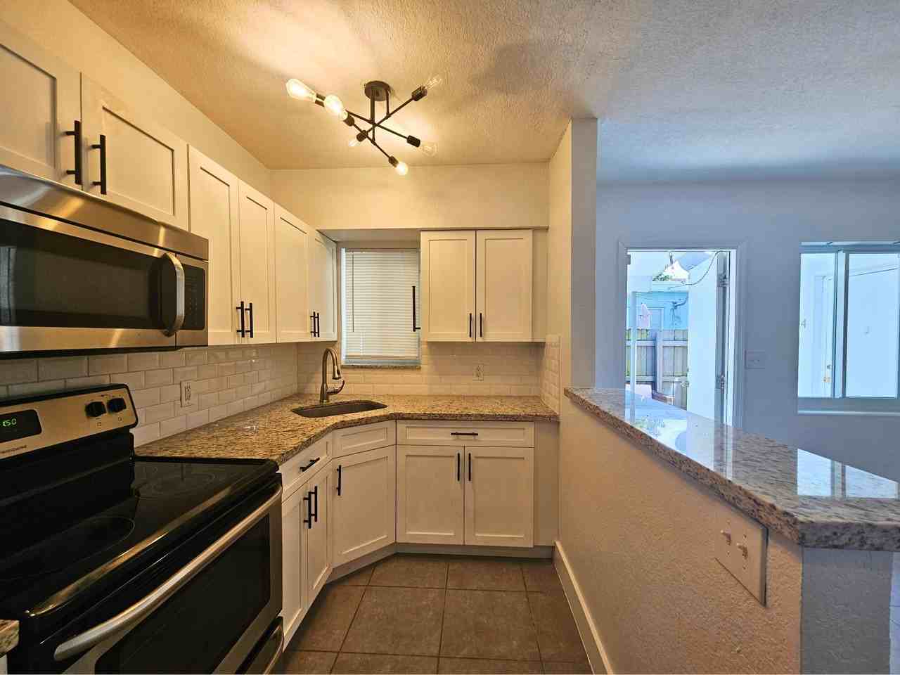 635 NE 8th Avenue - Photo 4 of 27