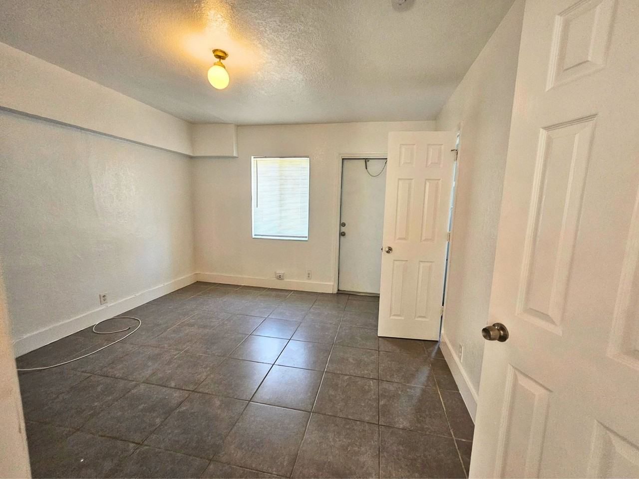 635 NE 8th Avenue - Photo 7 of 27