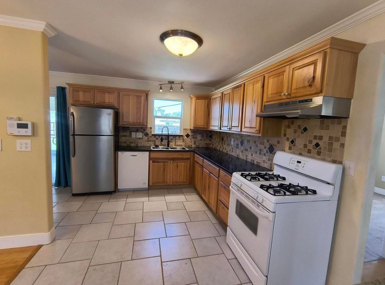 306 River Oaks Street - Photo 3 of 13