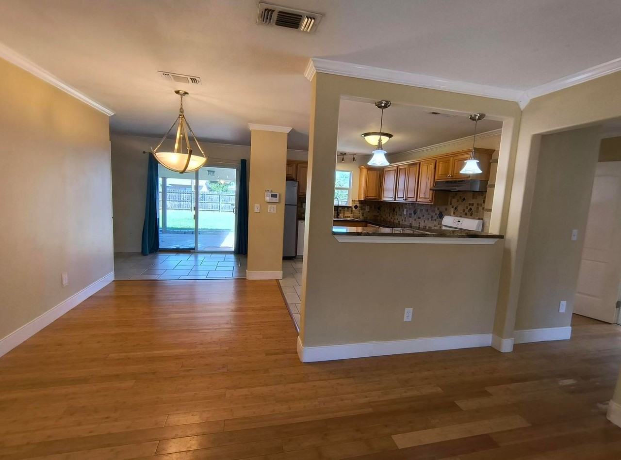 306 River Oaks St - Photo 4 of 13