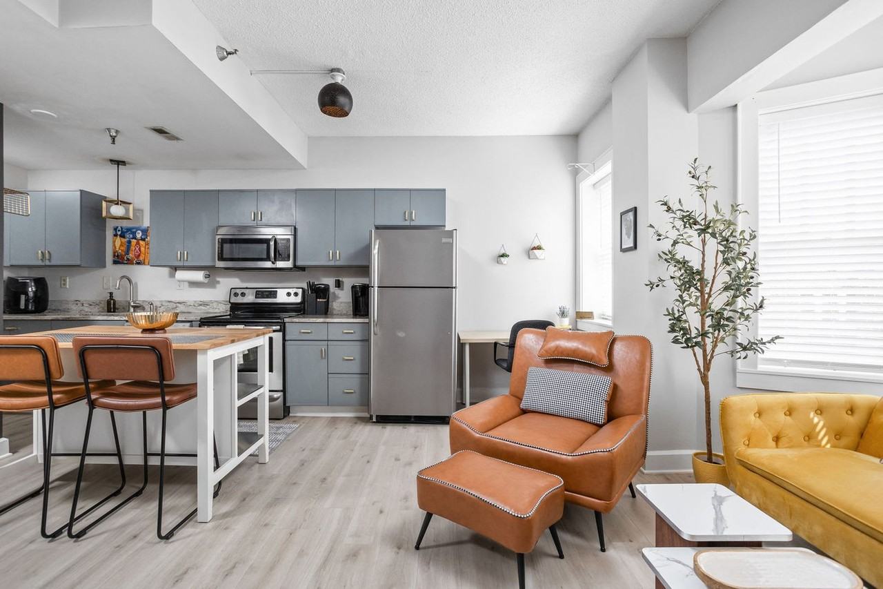 230 E 9th St #1303779P - Photo 3 of 30