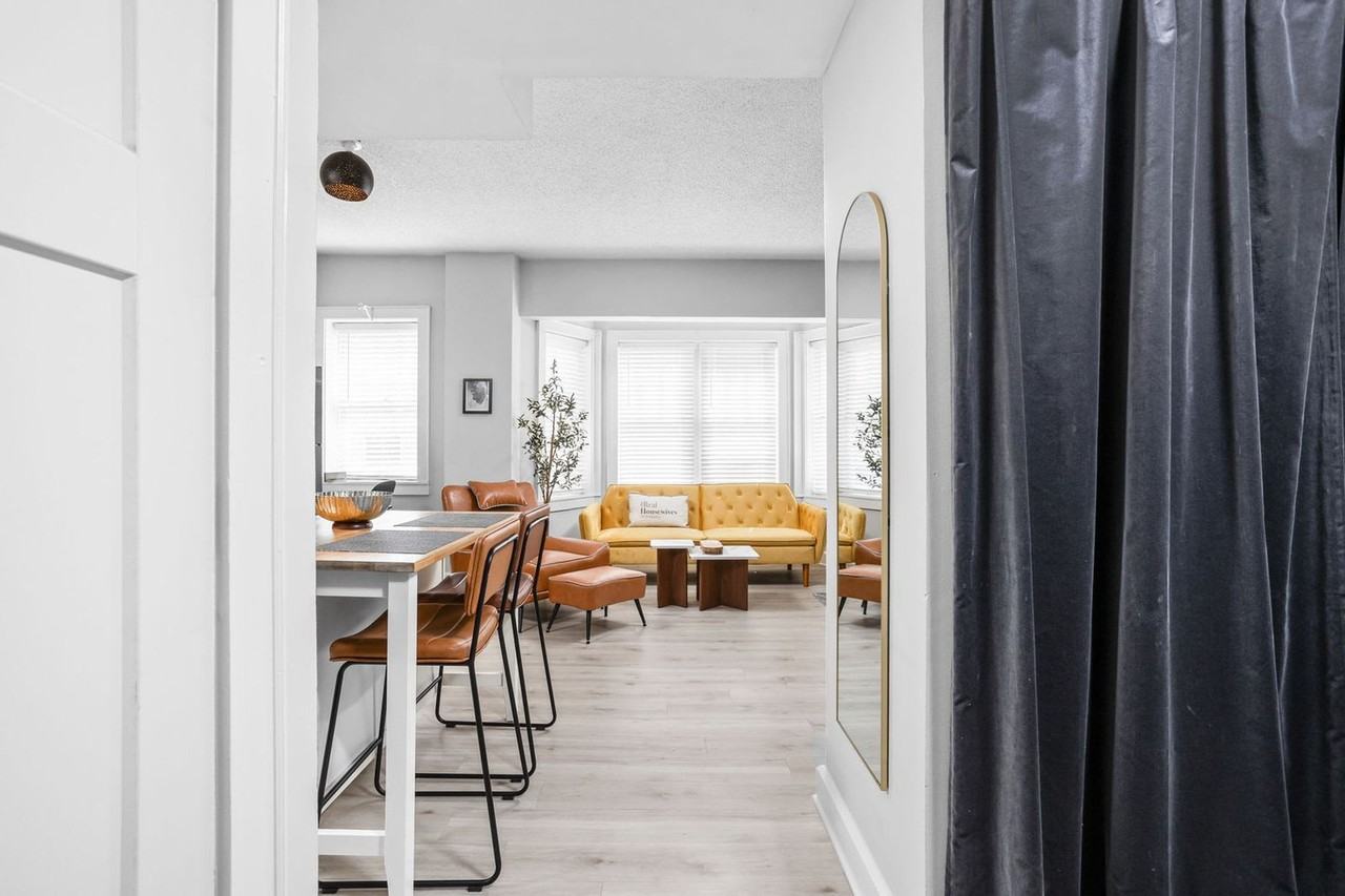 230 E 9th St #1303779P - Photo 4 of 30