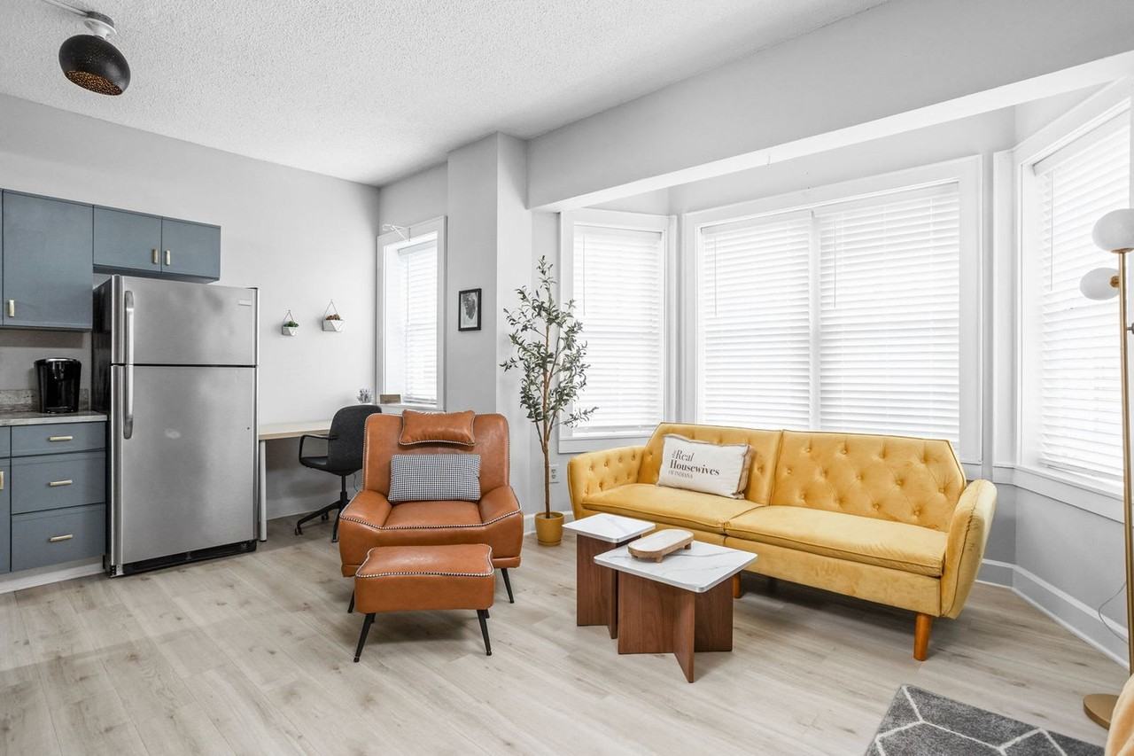 230 E 9th St #1303779P - Photo 5 of 30