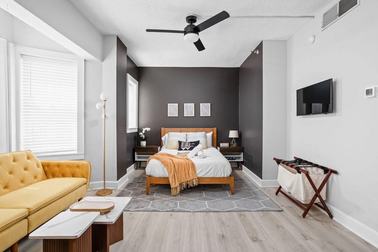 230 E 9th St #1303779P - Photo 2 of 30