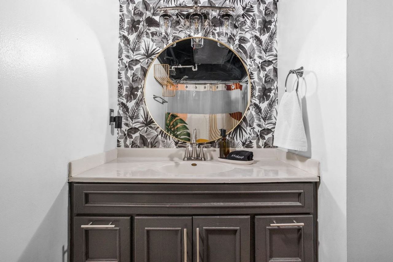 230 E 9th St #1303779P - Photo 7 of 30