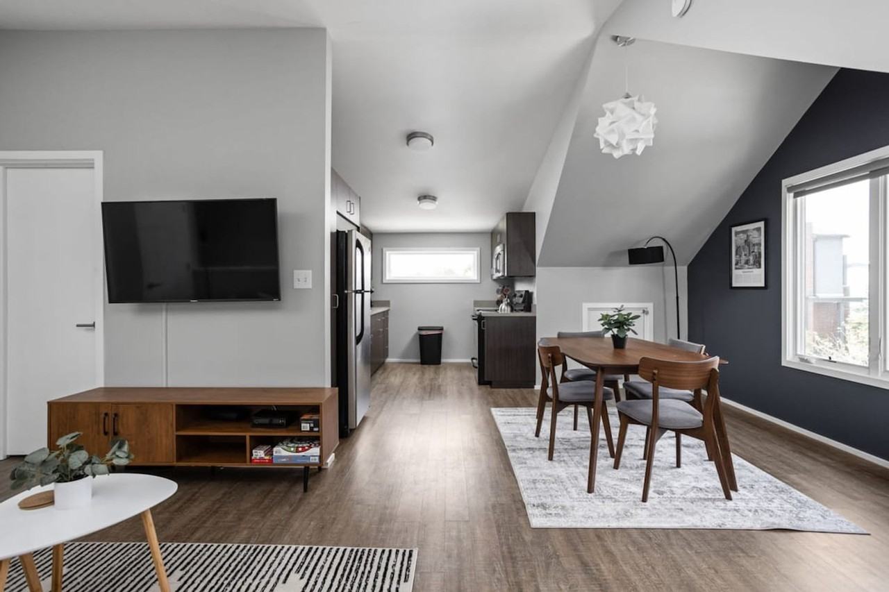 1125 E 10th St #1303781P - Photo 4 of 26