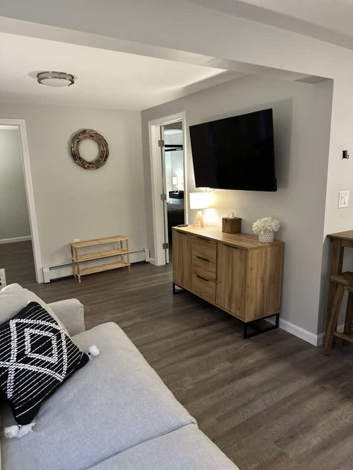301 Portsmouth Avenue - Photo 3 of 22