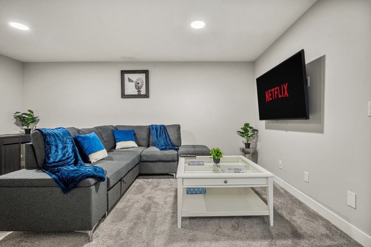 233 Midgrove Mews Sw #1314500P - Photo 2 of 37