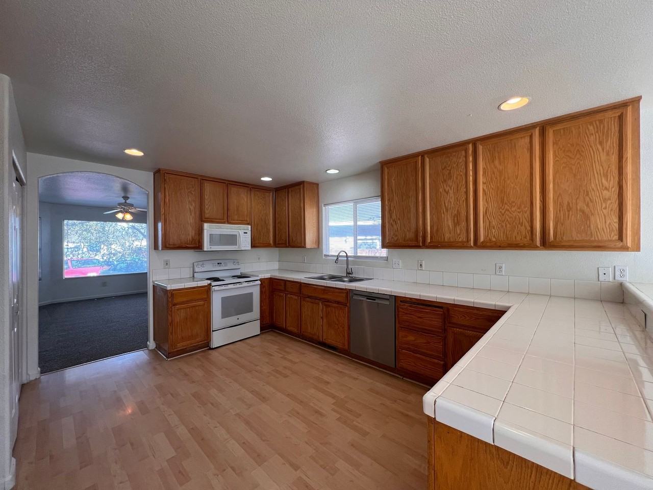 128 Michaelsen Dr - Photo 2 of 26