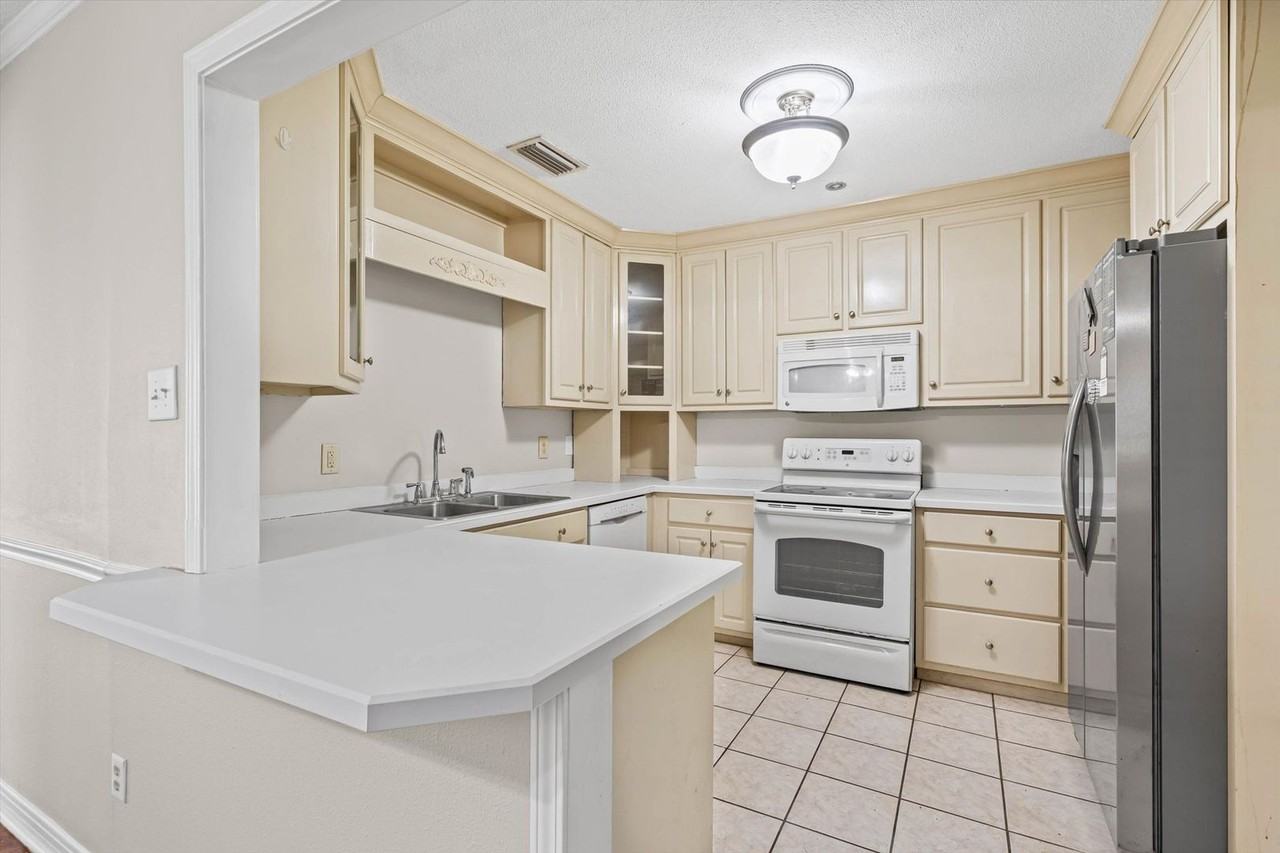 315 Azalea Cir W - Photo 5 of 24