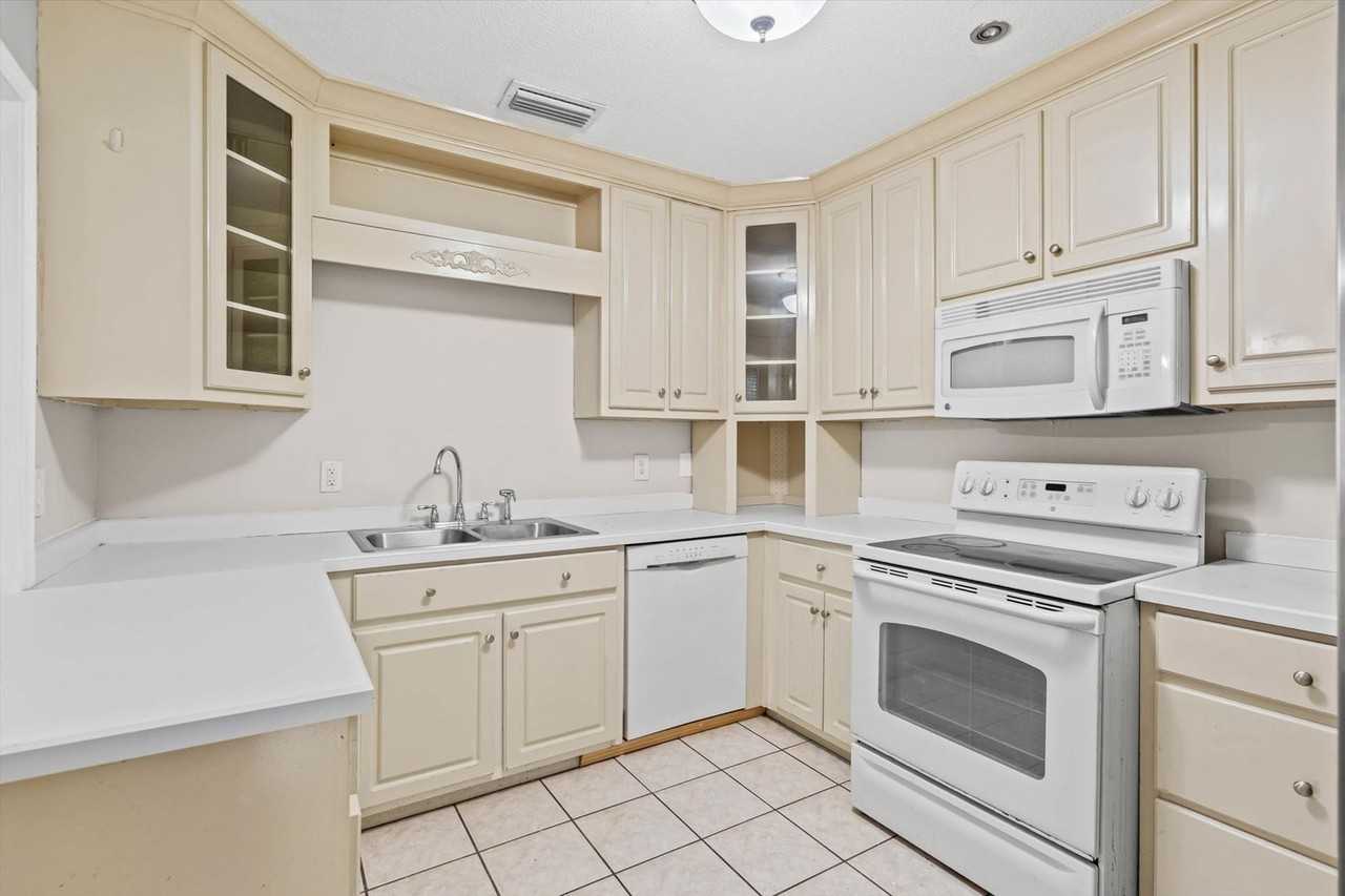 315 Azalea Cir W - Photo 6 of 24